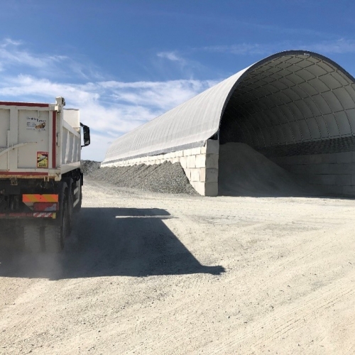 Un batiment neuf pour stocker du sable à l'abri